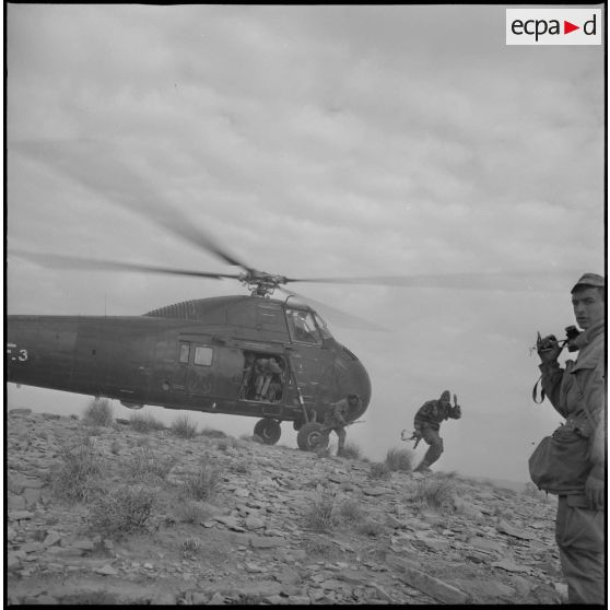 [Soldats du commando Cobra tout juste aéroportés lors d'une opération dans les monts des Ksour.]
