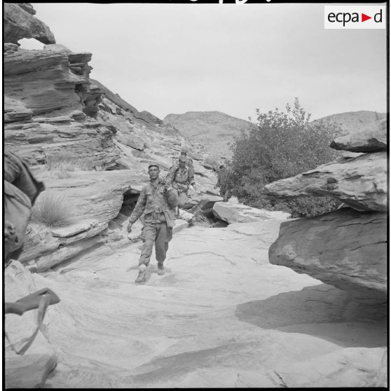 [Progression d'éléments du commando Cobra lors d'une opération dans les monts des Ksour.]