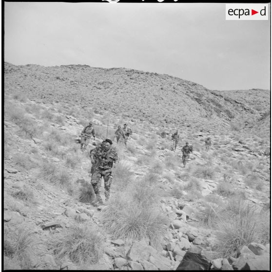 [Progression d'éléments du commando Cobra lors d'une opération dans les monts des Ksour.]