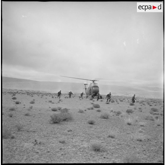 [Soldats du commando Cobra tout juste aéroportés lors d'une opération dans les monts des Ksour.]