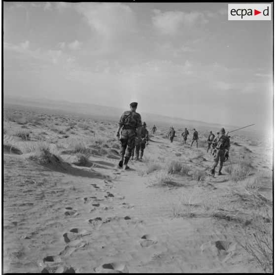 [Progression d'éléments du commando Cobra dans les monts des Ksour.]