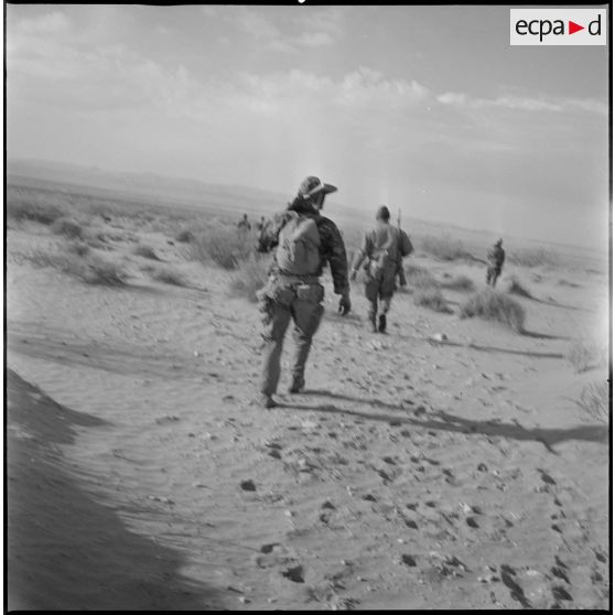 [Progression d'éléments du commando Cobra dans les monts des Ksour.]