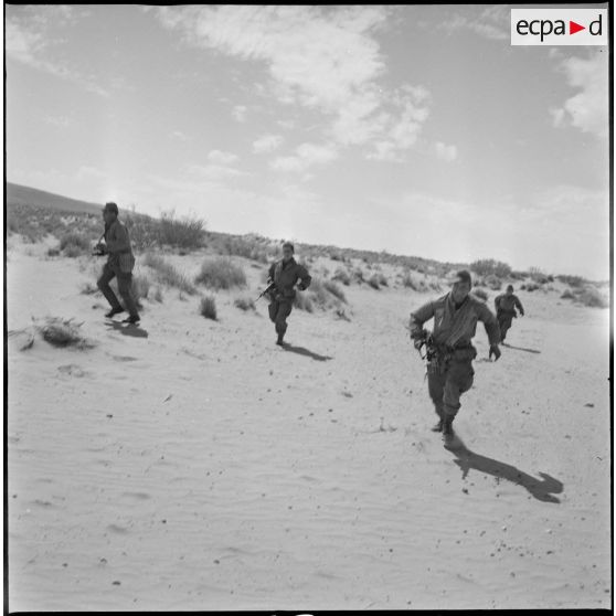 [Eléments du commando Cobra courant lors d'une opération dans les monts des Ksour.]