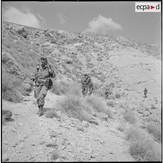 [Progression d'éléments du commando Cobra lors d'une opération dans les monts des Ksour.]
