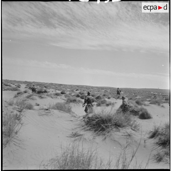 [Eléments du commando Cobra courant lors d'une opération dans les monts des Ksour.]