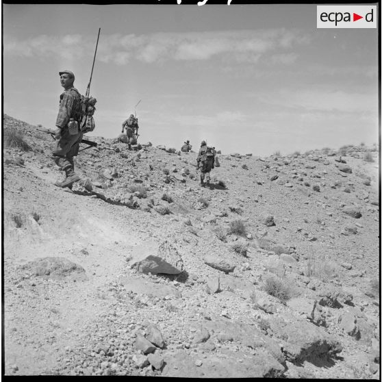 [Observation des alentours par un soldat du commando Cobra  dans les monts des Ksour.]