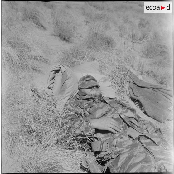 [Soldat du commando Cobra se reposant au cours d'une opération dans les monts des Ksour.]
