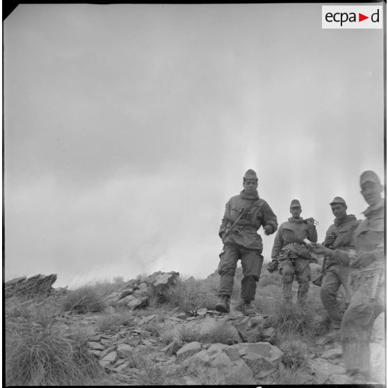 [Moment de repos pour les soldats du commando Cobra lors d'une opération dans les monts des Ksour.]