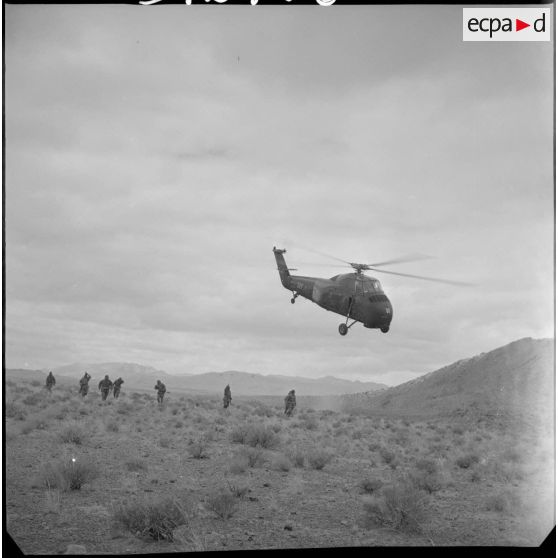 [Atterrissage d'un hélicoptère aéroportant des soldats lors d'une opération dans les monts des Ksour.]