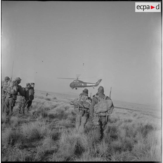 [Soldats du commando Cobra tout juste aéroportés lors d'une opération dans les monts des Ksour.]