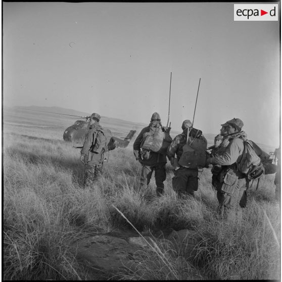[Soldats du commando Cobra s'apprêtant à être aéroportés lors d'une opération dans les monts des Ksour.]