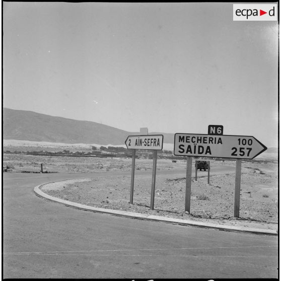  [Panneau de signalisation sur une route de Tiout.]