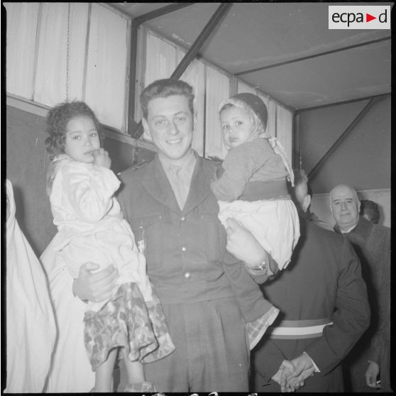 [Poste de Tamesna, région de Saïda. Portrait d'un soldat du 8e RIM portant deux enfants dans ses bras.]