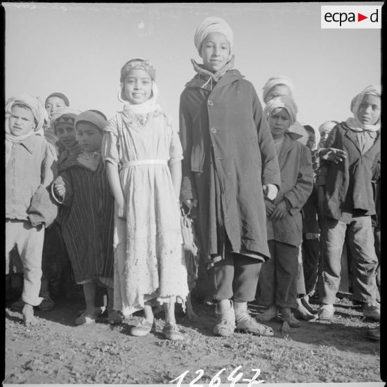 [Poste de Tamesna, région de Saïda. Enfants se rassemblant à l'occasion d'une action caritative initiée par des Luxembourgeois.]