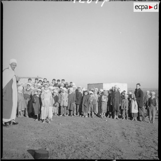 [Poste de Tamesna, région de Saïda. Enfants se rassemblant à l'occasion d'une action caritative initiée par des Luxembourgeois et de la visite de Radio Luxembourg.]
