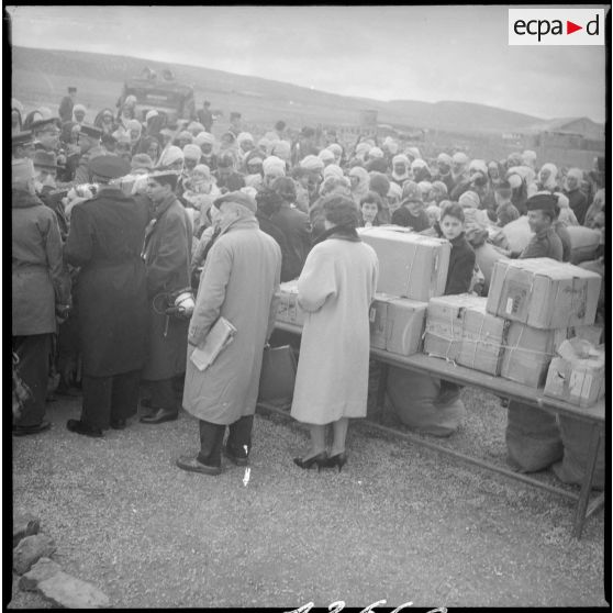 [Poste de Tamesna, région de Saïda. Population civile et militaire se rassemblant à l'occasion d'une action caritative initiée par des Luxembourgeois et de la visite de Radio Luxembourg.]