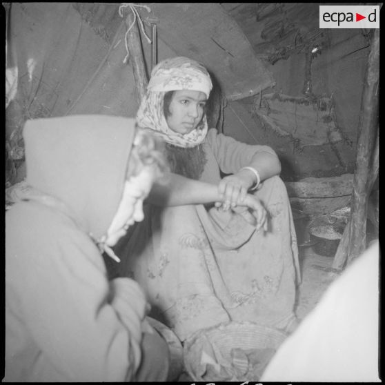 [Poste de Tamesna, région de Saïda. Jeune fille se tenant assise dans une tente traditionnelle appelée khaïma.]