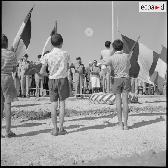 [Cérémonie de levée de drapeau par de jeunes algériens lors d'un concours près de Nazereg.]