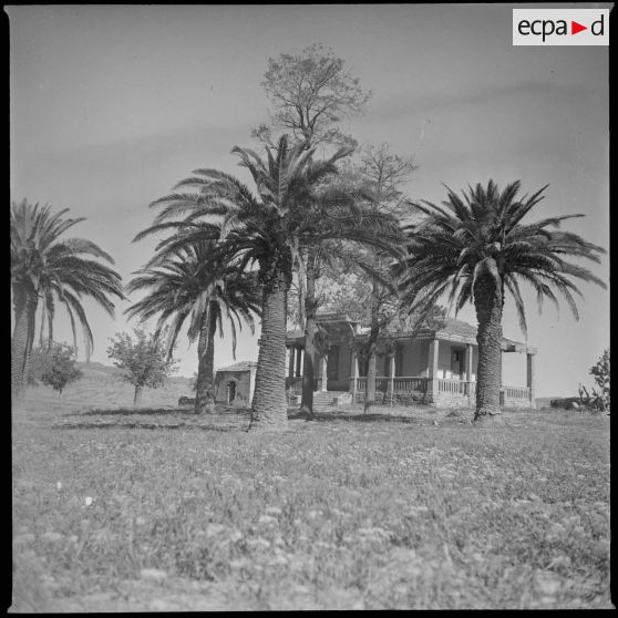 [Maison de style colonial aux alentours de Nazareg.]
