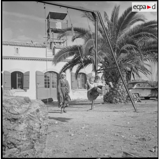 [Enfants faisant de la balançoire dans une ferme près de Nazareg.]