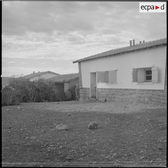 [Enfants algériens devant un baraquement près de Saïda.]