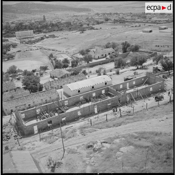 [Vue aérienne d'un bâtiment en chantier dans un camp militaire à Saïda.]