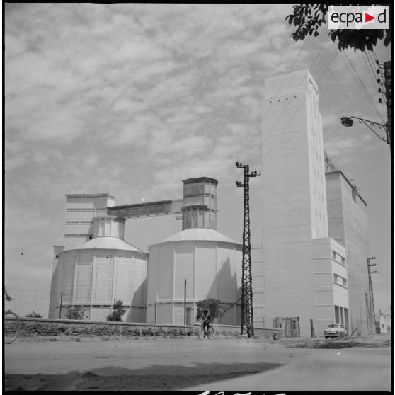 [Silos à grains à Saïda.]