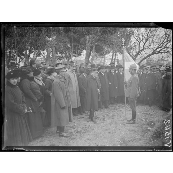 Salonique. Le général Christodoulos tient le drapeau et le général Zimbrakakis, ministre de la guerre, prononce un discours. [légende d'origine]