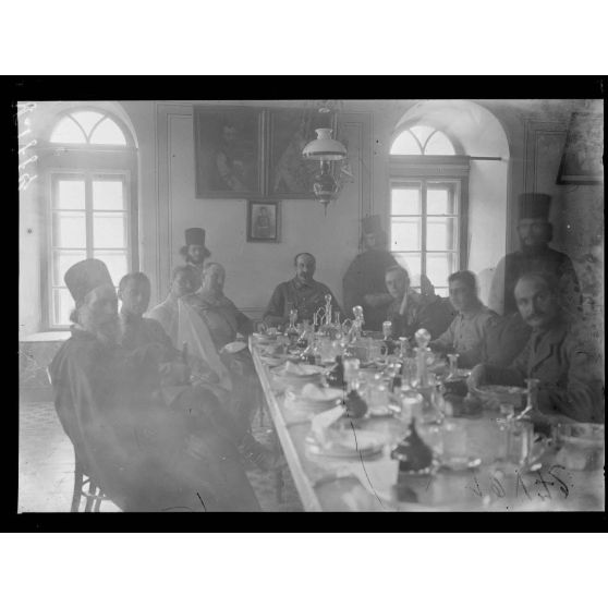 Monastère de Zographou. Déjeuner de la mission. [légende d'origine]