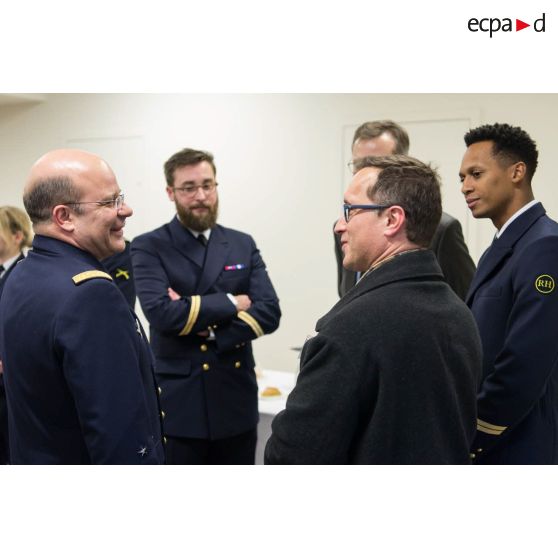 L'amiral Christophe Prazuck, CEMM (chef d'état-major de la Marine), s'entretient avec le personnel civil et militaire au cours d'une réception donnée lors de ses voeux aux unités parisiennes dans un salon du ministère des Armées.