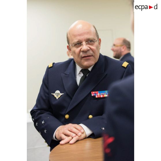 L'amiral Christophe Prazuck, CEMM (chef d'état-major de la Marine), s'entretient avec le personnel civil et militaire au cours d'une réception donnée lors de ses voeux aux unités parisiennes dans un salon du ministère des Armées.
