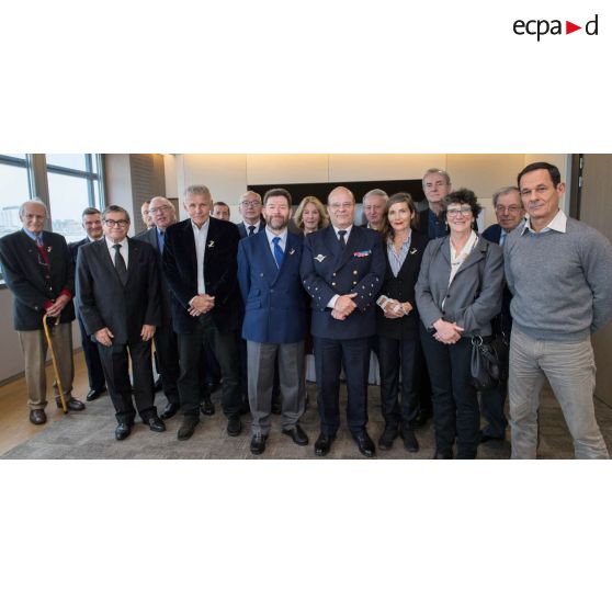 Photographie de groupe des Ecrivains de Marine lors d'une cérémonie d'intronisation présidée par l'amiral Christophe Prazuck, CEMM (chef d'état-major de la Marine), au salon Lafayette du PRTHA (pôle de restauration des très hautes autorités) au Ministère des Armées.
