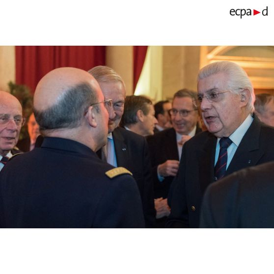 L'amiral Christophe Prazuck, CEMM (chef d'état-major de la Marine), s'entretient avec le personnel civil et militaire lors de la présentation de ses voeux aux RCIT (réservistes citoyens) et aux associations de la Marine à la Rotonde de l'Ecole militaire.