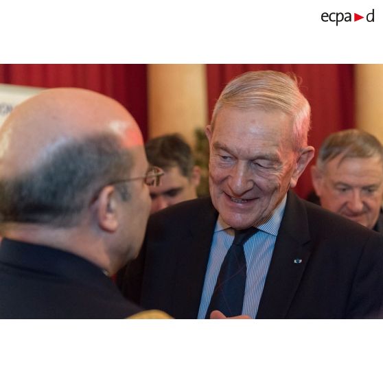 L'amiral Christophe Prazuck, CEMM (chef d'état-major de la Marine), s'entretient avec le personnel civil et militaire lors de la présentation de ses voeux aux RCIT (réservistes citoyens) et aux associations de la Marine à la Rotonde de l'Ecole militaire.