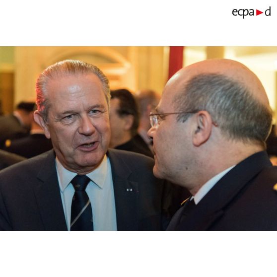L'amiral Christophe Prazuck, CEMM (chef d'état-major de la Marine), s'entretient avec le personnel civil et militaire lors de la présentation de ses voeux aux RCIT (réservistes citoyens) et aux associations de la Marine à la Rotonde de l'Ecole militaire.
