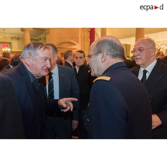 L'amiral Christophe Prazuck, CEMM (chef d'état-major de la Marine), s'entretient avec le personnel civil et militaire lors de la présentation de ses voeux aux RCIT (réservistes citoyens) et aux associations de la Marine à la Rotonde de l'Ecole militaire.