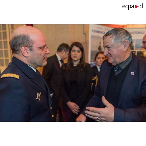 L'amiral Christophe Prazuck, CEMM (chef d'état-major de la Marine), s'entretient avec le personnel civil et militaire lors de la présentation de ses voeux aux RCIT (réservistes citoyens) et aux associations de la Marine à la Rotonde de l'Ecole militaire.