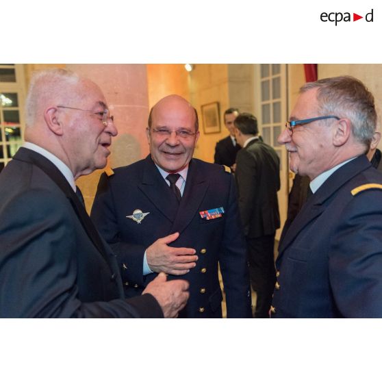 L'amiral Christophe Prazuck, CEMM (chef d'état-major de la Marine), s'entretient avec le personnel civil et militaire lors de la présentation de ses voeux aux RCIT (réservistes citoyens) et aux associations de la Marine à la Rotonde de l'Ecole militaire.