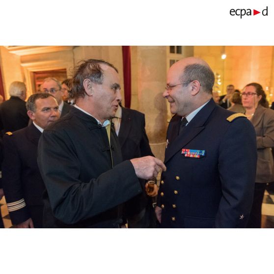 L'amiral Christophe Prazuck, CEMM (chef d'état-major de la Marine), s'entretient avec le personnel civil et militaire lors de la présentation de ses voeux aux RCIT (réservistes citoyens) et aux associations de la Marine à la Rotonde de l'Ecole militaire.