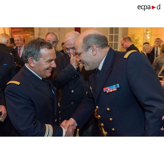 L'amiral Christophe Prazuck, CEMM (chef d'état-major de la Marine), s'entretient avec le personnel civil et militaire lors de la présentation de ses voeux aux RCIT (réservistes citoyens) et aux associations de la Marine à la Rotonde de l'Ecole militaire.