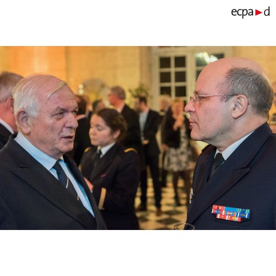 L'amiral Christophe Prazuck, CEMM (chef d'état-major de la Marine), s'entretient avec le personnel civil et militaire lors de la présentation de ses voeux aux RCIT (réservistes citoyens) et aux associations de la Marine à la Rotonde de l'Ecole militaire.