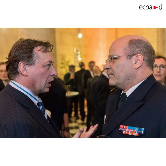 L'amiral Christophe Prazuck, CEMM (chef d'état-major de la Marine), s'entretient avec le personnel civil et militaire lors de la présentation de ses voeux aux RCIT (réservistes citoyens) et aux associations de la Marine à la Rotonde de l'Ecole militaire.