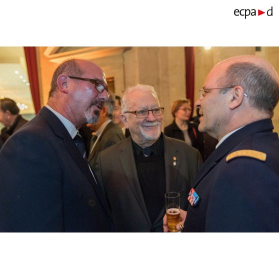 L'amiral Christophe Prazuck, CEMM (chef d'état-major de la Marine), s'entretient avec le personnel civil et militaire lors de la présentation de ses voeux aux RCIT (réservistes citoyens) et aux associations de la Marine à la Rotonde de l'Ecole militaire.