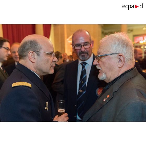 L'amiral Christophe Prazuck, CEMM (chef d'état-major de la Marine), s'entretient avec le personnel civil et militaire lors de la présentation de ses voeux aux RCIT (réservistes citoyens) et aux associations de la Marine à la Rotonde de l'Ecole militaire.