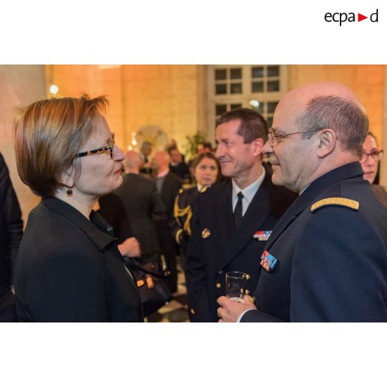 L'amiral Christophe Prazuck, CEMM (chef d'état-major de la Marine), s'entretient avec le personnel civil et militaire lors de la présentation de ses voeux aux RCIT (réservistes citoyens) et aux associations de la Marine à la Rotonde de l'Ecole militaire.