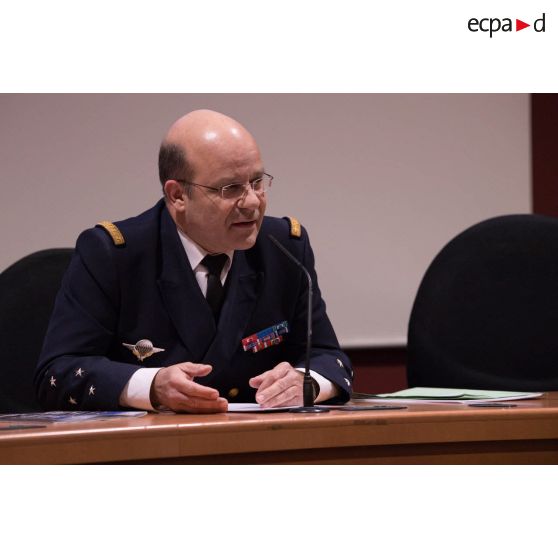L'amiral Christophe Prazuck, CEMM (chef d'état-major de la Marine), tient une conféfence devant les auditeurs de l'Ecole de Guerre.