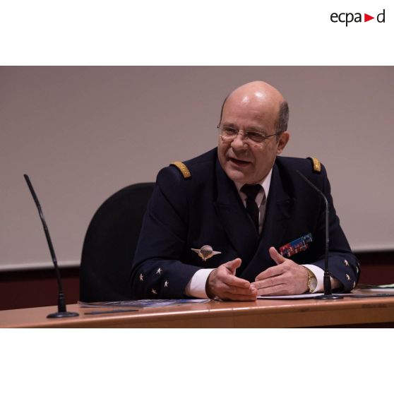 L'amiral Christophe Prazuck, CEMM (chef d'état-major de la Marine), tient une conféfence devant les auditeurs de l'Ecole de Guerre.