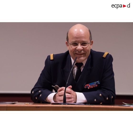 L'amiral Christophe Prazuck, CEMM (chef d'état-major de la Marine), tient une conféfence devant les auditeurs de l'Ecole de Guerre.