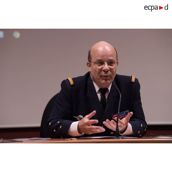 L'amiral Christophe Prazuck, CEMM (chef d'état-major de la Marine), tient une conféfence devant les auditeurs de l'Ecole de Guerre.