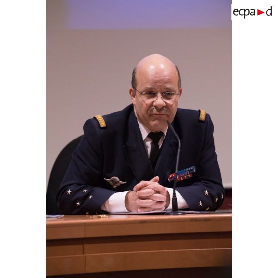 L'amiral Christophe Prazuck, CEMM (chef d'état-major de la Marine), tient une conféfence devant les auditeurs de l'Ecole de Guerre.